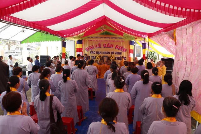 Quang cảnh buổi lễ cầu siêu Quang cảnh buổi lễ cầu siêu