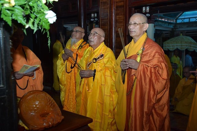 Chư tôn đức thắp hương cầu nguyện