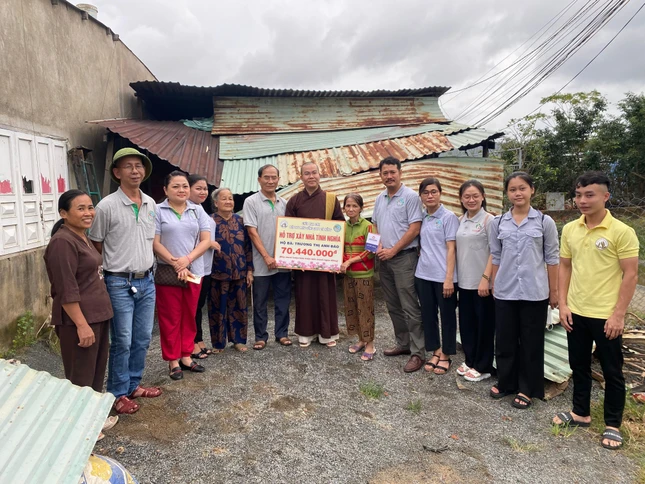 Đại đức Thích Nguyên An cùng Đội Tình nguyện viên máu sống Gia đình Phật tử Đà Nẵng trao kinh phí hỗ trợ xây nhà tình nghĩa