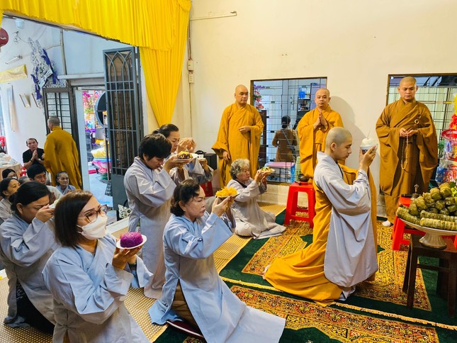 Môn nhơn tứ chúng dâng phạn thực cúng dường