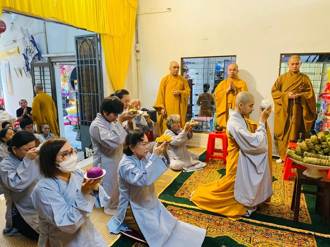 Môn nhơn tứ chúng dâng phạn thực cúng dường