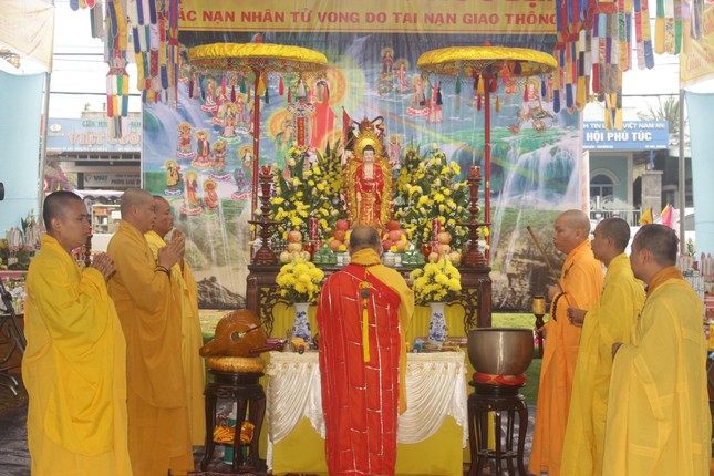 Chư tôn đức thực hiện nghi lễ cầu siêu các nạn nhân tử vong do tai nạn giao thông trên địa bàn huyện Định Quán Chư tôn đức thực hiện nghi lễ cầu siêu các nạn nhân tử vong do tai nạn giao thông trên địa bàn huyện Định Quán