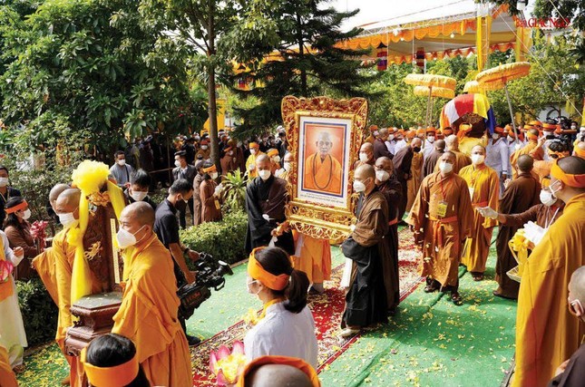 Lễ cung thỉnh kim quan Đức Đệ tam Pháp chủ GHPGVN nhập bảo tháp tại tổ đình Viên Minh - Ảnh: Bảo Trinh Lễ cung thỉnh kim quan Đức Đệ tam Pháp chủ GHPGVN nhập bảo tháp tại tổ đình Viên Minh - Ảnh: Bảo Trinh