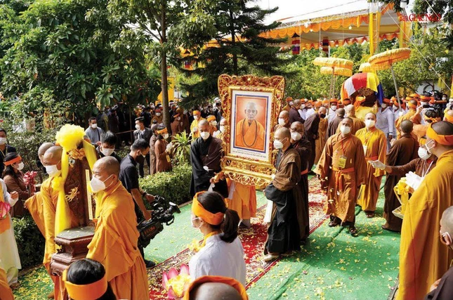 Lễ cung thỉnh kim quan Đức Đệ tam Pháp chủ GHPGVN nhập bảo tháp tại tổ đình Viên Minh - Ảnh: Bảo Trinh