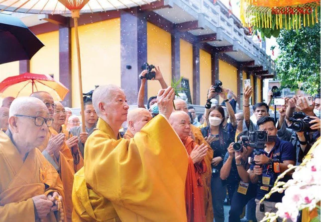 Đức Quyền Pháp chủ và chư vị giáo phẩm sái tịnh an vị bia thờ đồng bào tử vong vì Covid-19 do GHPGVN TP.HCM phụng lập - Ảnh: Yên Hà