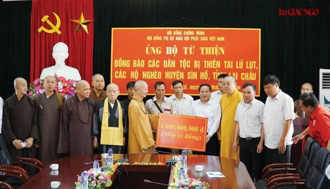 Chư vị giáo phẩm lãnh đạo Hội đồng Chứng minh, Hội đồng Trị sự cứu trợ đồng bào ở các tỉnh Tây Bắc - Ảnh: Hoàng Độ