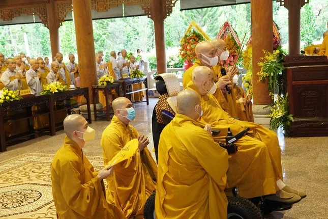 Chư tôn giáo phẩm niêm hương bạch Phật