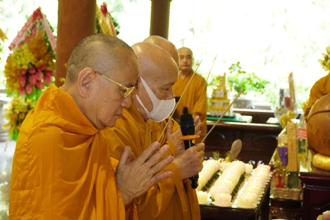 Thành kính dâng hương tưởng niệm Phật hoàng Trần Nhân Tông - Sơ tổ Thiền phái Trúc Lâm