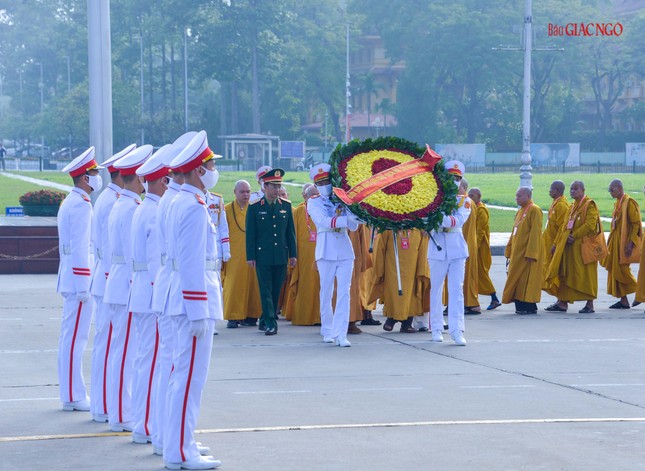 Vòng hoa của đoàn mang dòng chữ "Đời đời nhớ ơn Chủ tịch Hồ Chí Minh vĩ đại"