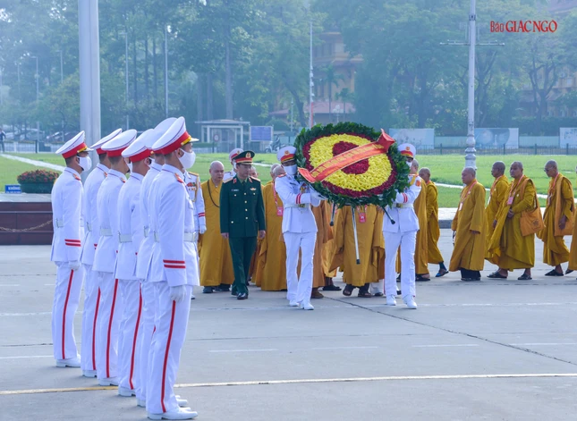Vòng hoa của đoàn mang dòng chữ "Đời đời nhớ ơn Chủ tịch Hồ Chí Minh vĩ đại"