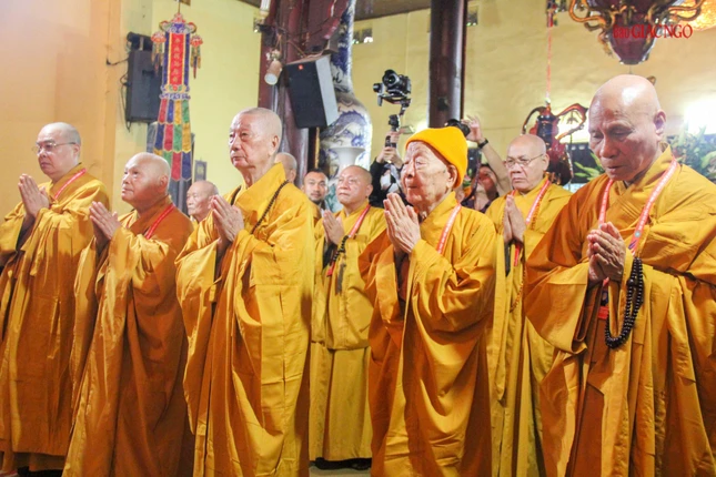 Chư vị giáo phẩm xưng tán Tam bảo