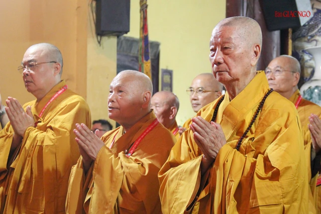 Cầu nguyện cho sự thành công của Đại hội