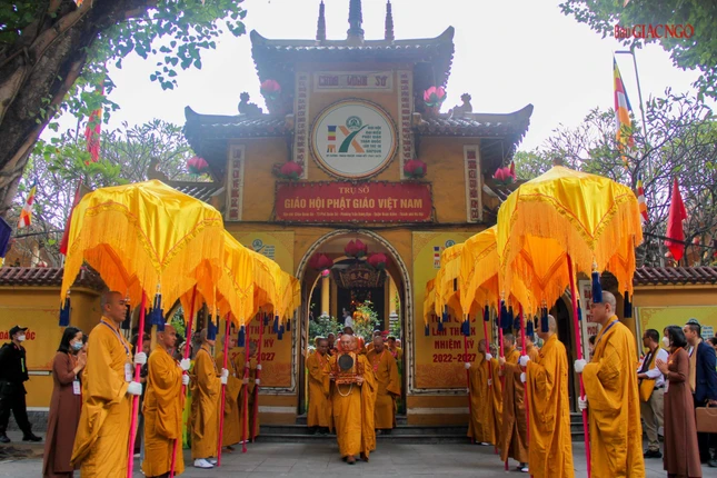 Cung nghinh chư tôn đức quang lâm Cung Văn hóa Hữu nghị Việt - Xô dự lễ khai mạc Đại hội