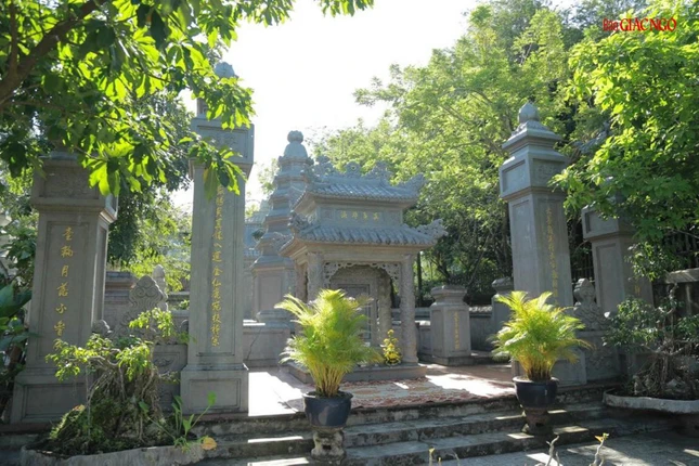 Bảo tháp Trưởng lão Hòa thượng Thích Hưng Dụng trong khuôn viên tổ đình Kim Tiên - cố đô Huế