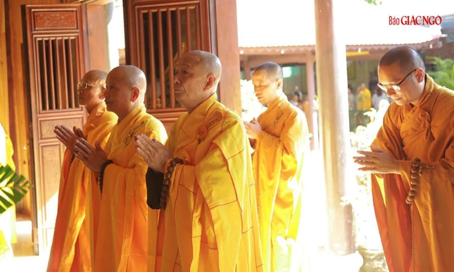 Chư Tăng đảnh lễ cầu nguyện