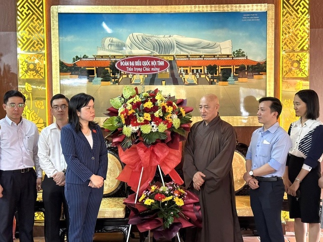 Đoàn Đại biểu Quốc hội tỉnh Bình Dương thăm, tặng hoa chúc mừng