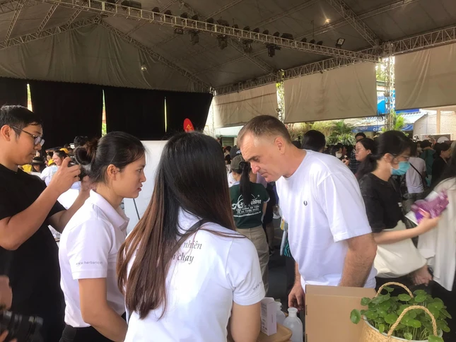 Vị khách Tây thích ăn chay tìm hiểu những thực phẩm thuần chay tại ngày hội - Ảnh: L.Đ.L