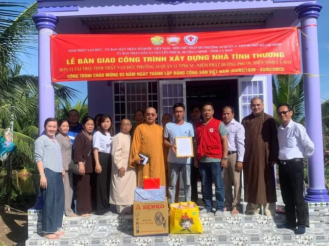 Bàn giao nhà tình thương đến gia đình ông Phan Văn Giới Bàn giao nhà tình thương đến gia đình ông Phan Văn Giới