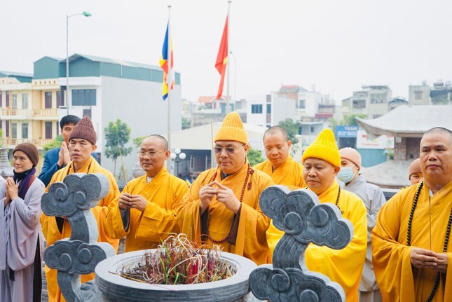 Chư tôn đức niêm hương lễ Tam bảo