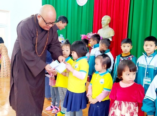 Đại đức Thích Nguyên Quang trao quà cho học sinh nghèo tại xã Quỳnh Thuận