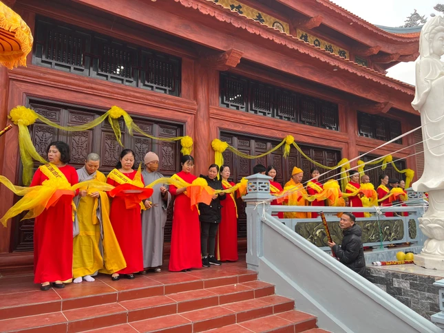 Cắt băng khánh thành ngôi Tam bảo chùa Long Diên Cắt băng khánh thành ngôi Tam bảo chùa Long Diên