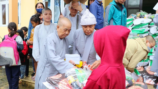 Ni trưởng Thích nữ Giác Trung tận tay trao quà đến người dân