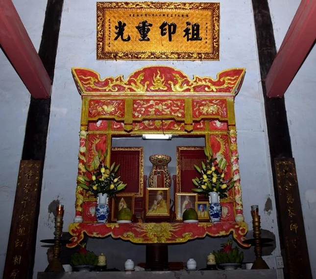 Bàn thờ tổ sư tổ sư Đạo Minh Phổ Tịnh tại tổ đình Sắc tứ Linh Quang Bàn thờ tổ sư tổ sư Đạo Minh Phổ Tịnh tại tổ đình Sắc tứ Linh Quang