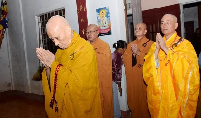 Chư tôn giáo phẩm nhất tâm cầu nguyện Chư tôn giáo phẩm nhất tâm cầu nguyện