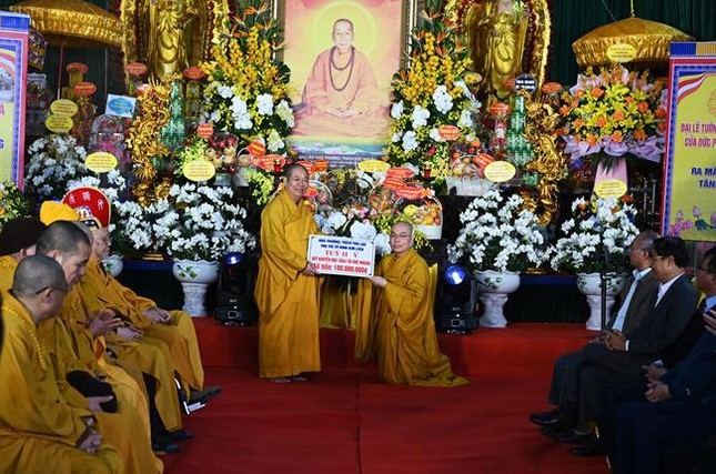 Thượng tọa Thích Thọ Lạc trao tặng Quỹ Khuyến học Đức Nhuận 100 triệu đồng