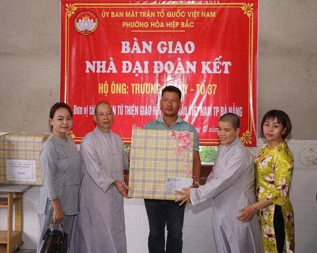 Ông Trương Hải Kỳ nhận quà trong buổi lễ bàn giao nhà đại đoàn kết