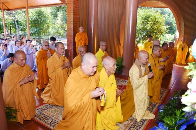 Chư tôn đức niêm hương bạch Phật