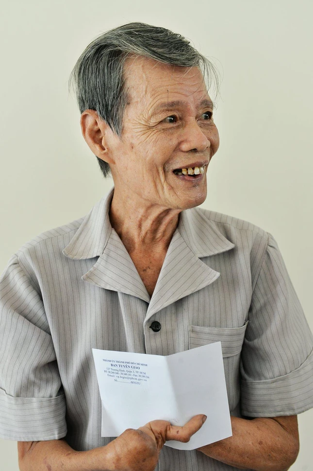 Niềm vui của người lính đặc công Lê Thành Ứng nhận quà tri ân