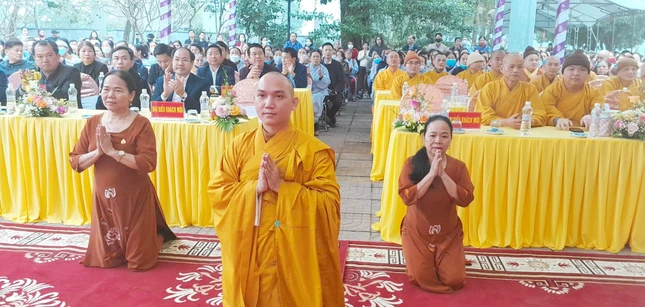 Đại đức Thích Minh Tuấn dâng lời phát nguyện Đại đức Thích Minh Tuấn dâng lời phát nguyện