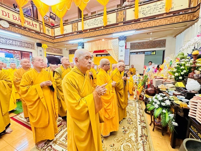 Chư tôn đức niêm hương tưởng niệm