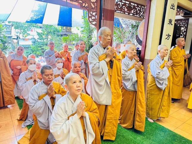 Chư Ni nhất tâm cầu nguyện