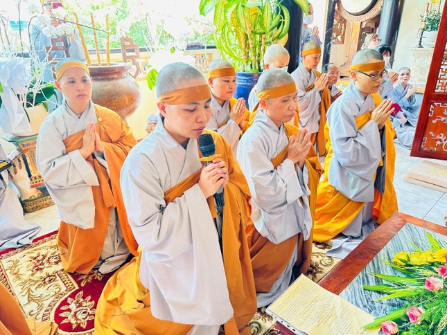 Đại diện môn nhơn pháp quyến dâng lời tưởng niệm ân sư