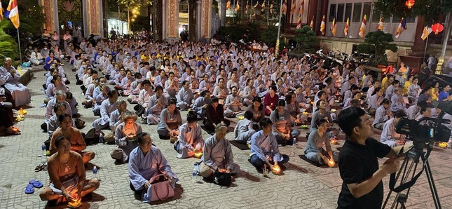 Đông đảo Phật tử vân tập về tổ đình Pháp Hội dự lễ vía Đức Phật A Di Đà