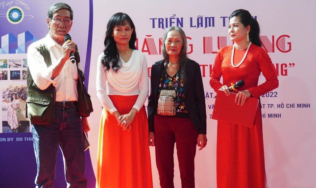 Bố của Đỗ Thiên Hương (bìa trái) chia sẻ về nhà văn Hoàng Ly và niềm đam mê sáng tác của con gái Bố của Đỗ Thiên Hương (bìa trái) chia sẻ về nhà văn Hoàng Ly và niềm đam mê sáng tác của con gái