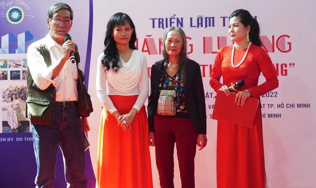 Bố của Đỗ Thiên Hương (bìa trái) chia sẻ về nhà văn Hoàng Ly và niềm đam mê sáng tác của con gái