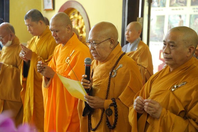 Chư tôn đức thắp hương tưởng niệm