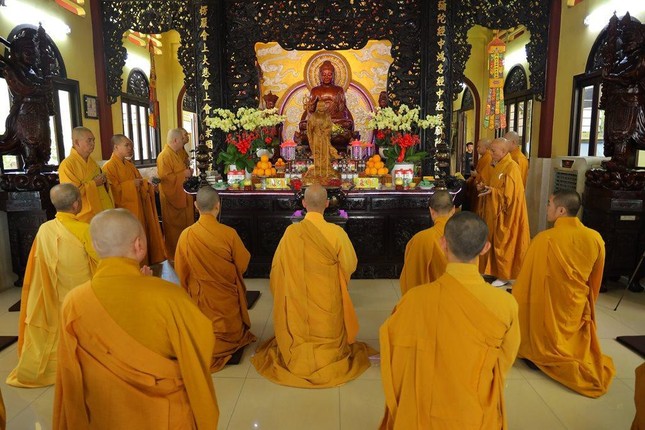 Môn đồ đệ tử cử hành khóa lễ tụng kinh cầu nguyện