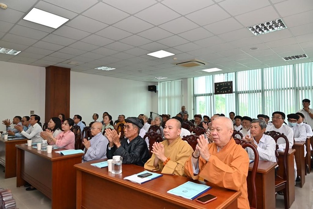 Chư tôn đức cùng các đại biểu tham dự hội nghị