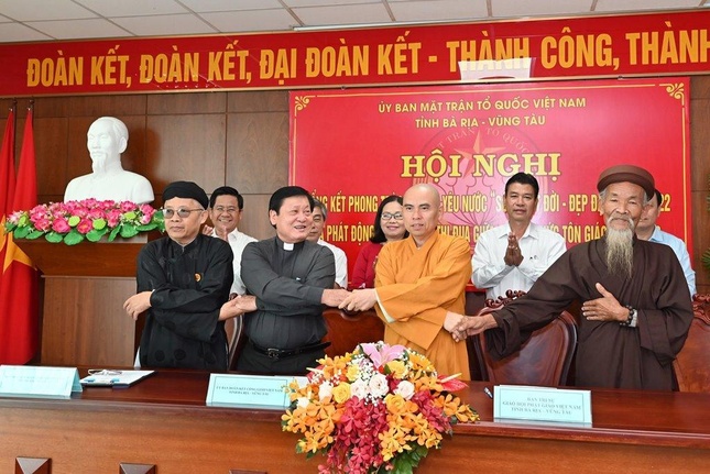 Đại diện các tổ chức tôn giáo ký kết giao ước thi đua yêu nước “Sống tốt đời, đẹp đạo” năm 2023.