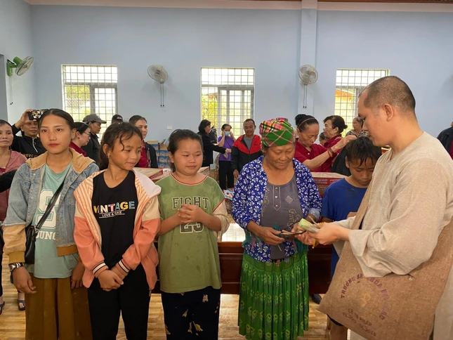 Đại đức Thích Thiện Chí tận tay trao quà đến người dân