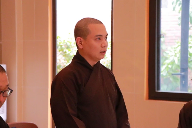 Đại đức Thích Nguyện Truyền báo cáo công tác Phật sự của Ban Thông tin - Truyền thông