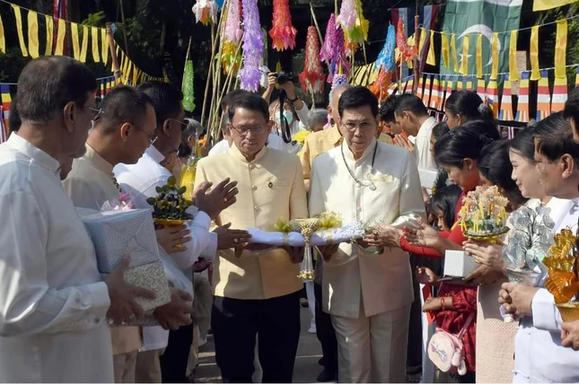 Đoàn Phật tử dẫn đầu bởi Đại sứ Thái Lan thực hiện lễ dâng y cúng dường đến chư Tăng
