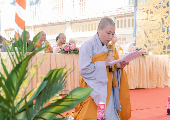 Sư cô Thích nữ Vạn An, tân trụ trì chùa Thiên Phúc dâng lời phát nguyện