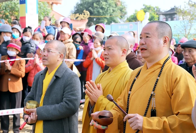 Thực hiện nghi thức sái tịnh, chú nguyện Thực hiện nghi thức sái tịnh, chú nguyện