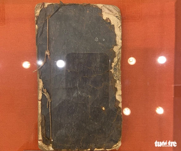 Sách Nhị độ mai được viết chữ Nôm trên giấy dó, trưng bày tại Bảo tàng Văn học Việt Nam - Ảnh: T.Điểu Sách Nhị độ mai được viết chữ Nôm trên giấy dó, trưng bày tại Bảo tàng Văn học Việt Nam - Ảnh: T.Điểu