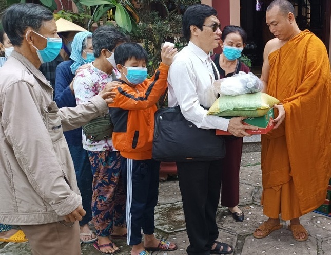Đại đức Thích Minh Tuấn tận tay trao quà đến bà con